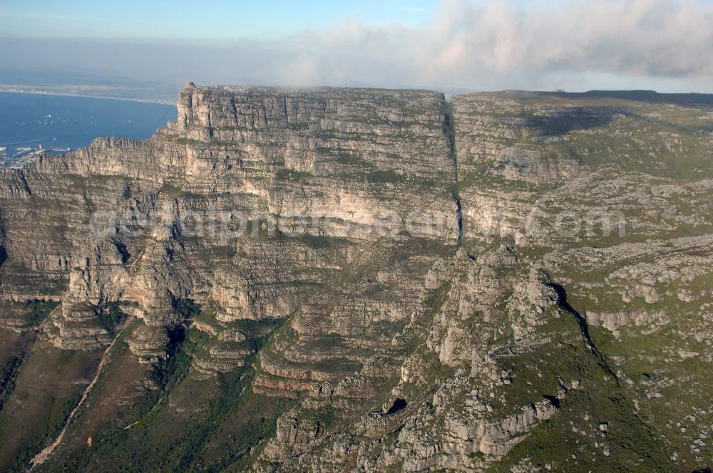 Kapstadt / Cape Town from the bird's eye view: Blick auf die Gebirgsketten des Tafelberges am Kap der Guten Hoffnung in Kapstadt. View onto the mountain ranges of Table Mountain at the Cape of Good Hope in Cape Town.