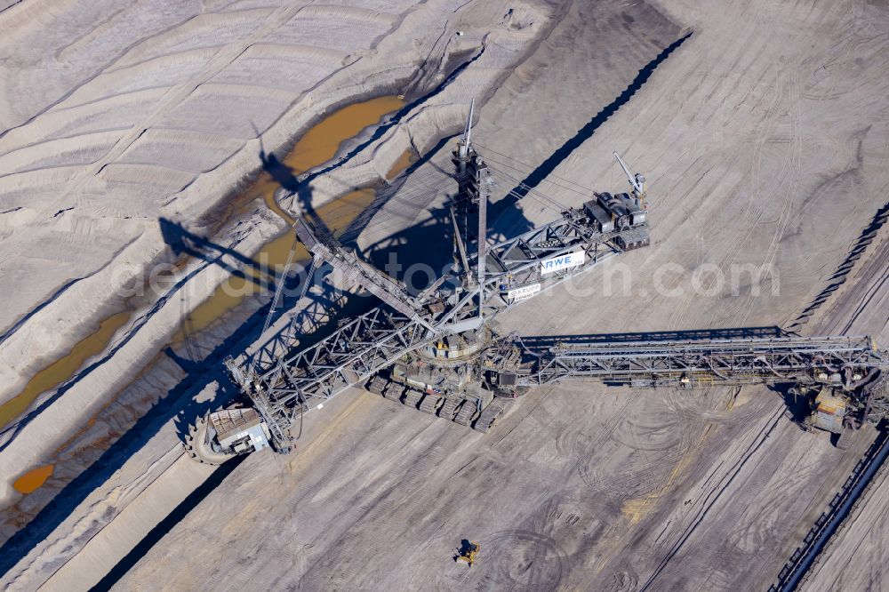 Aerial photograph Jüchen - Excavator on the site of the Garzweiler opencast lignite mine owned by RWE Power in the state of North Rhine-Westphalia