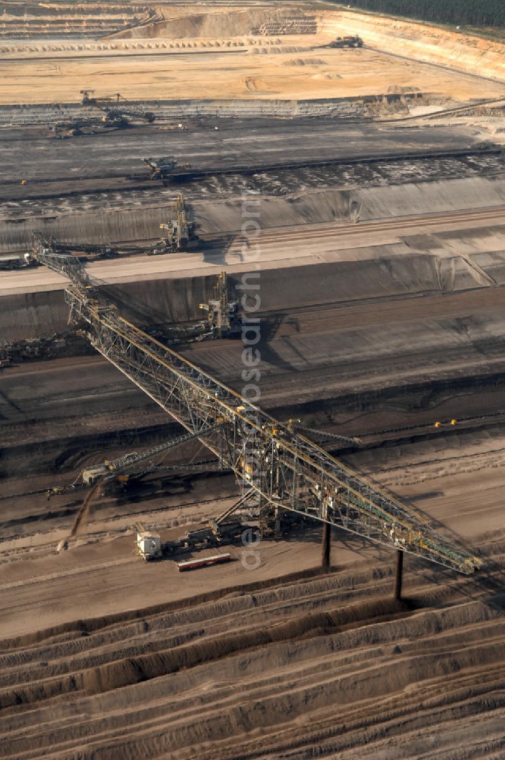 Nochten from above - Blick auf den Tagebau Nochten in Sachsen. Der Tagebau Nochten ist ein Braunkohletagebau in der Oberlausitz im Landkreis Görlitz, der von der Vattenfall Europe Mining AG betrieben wird. Der Betreiber Vattenfall Europe Mining ist mit ca. 7000 Beschäftigten der größte Arbeitgeber und Steuerzahler der Lausitz. Kontakt: Vattenfall Europe Mining AG, Tel. +49 0355 2887 3051,