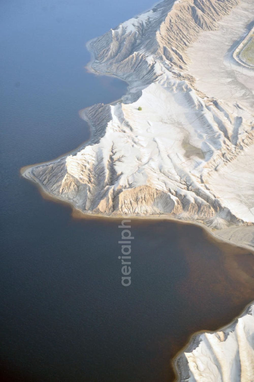 Bluno from above - Tagebaulandschaft mit Abraumhalden am Blunoer Südsee (obersorbisch Juzny Blunjanski jezor) ist ein Tagebaurestsee der Lausitzer Seenkette im sächsischen Teil des Lausitzer Seenlandes, auf dem Gebiet der Gemeinde Elsterheide. Seinen Namen verdankt der See einerseits seiner Lage südlich des Ortes Bluno. Der See entstand durch Flutung des Restlochs „ Nordschlauch “ des Tagebaues Spreetal. Lusatian lake district in the Saxon part of the Lusatian Lake District.