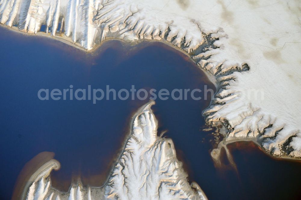 Aerial image Bluno - Tagebaulandschaft mit Abraumhalden am Blunoer Südsee (obersorbisch Juzny Blunjanski jezor) ist ein Tagebaurestsee der Lausitzer Seenkette im sächsischen Teil des Lausitzer Seenlandes, auf dem Gebiet der Gemeinde Elsterheide. Seinen Namen verdankt der See einerseits seiner Lage südlich des Ortes Bluno. Der See entstand durch Flutung des Restlochs „ Nordschlauch “ des Tagebaues Spreetal. Lusatian lake district in the Saxon part of the Lusatian Lake District.