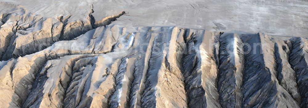 Haidemühl from the bird's eye view: Tagebaulandschaft mit Abraumhalden am Tagebau Welzow-Süd. Die einer Mondlandschaft ähnlichen Erdmassen sollen im Zuge der mittelfristigen Renaturierung der Braunkohletagebauflächen mit Bewuchs versehen werden. Der immer noch aktiver Vattenfall - Tagebau Welzow-Süd fördert pro Sekunde eine Tonne Kohle zu Tage. Landscape with open pit mining dumps at Welzow-South.