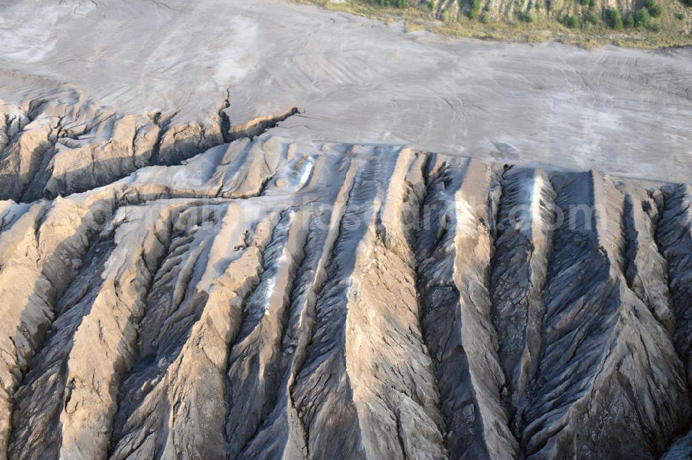 Aerial image Haidemühl - Tagebaulandschaft mit Abraumhalden am Tagebau Welzow-Süd. Die einer Mondlandschaft ähnlichen Erdmassen sollen im Zuge der mittelfristigen Renaturierung der Braunkohletagebauflächen mit Bewuchs versehen werden. Der immer noch aktiver Vattenfall - Tagebau Welzow-Süd fördert pro Sekunde eine Tonne Kohle zu Tage. Landscape with open pit mining dumps at Welzow-South.