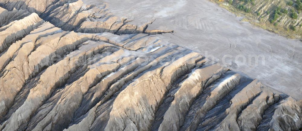 Haidemühl from above - Tagebaulandschaft mit Abraumhalden am Tagebau Welzow-Süd. Die einer Mondlandschaft ähnlichen Erdmassen sollen im Zuge der mittelfristigen Renaturierung der Braunkohletagebauflächen mit Bewuchs versehen werden. Der immer noch aktiver Vattenfall - Tagebau Welzow-Süd fördert pro Sekunde eine Tonne Kohle zu Tage. Landscape with open pit mining dumps at Welzow-South.