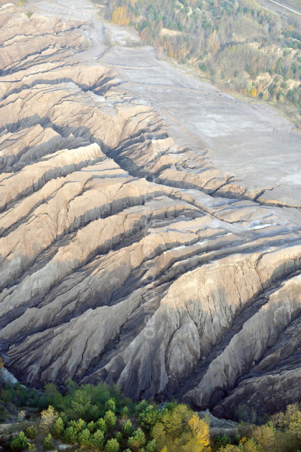 Aerial image Haidemühl - Tagebaulandschaft mit Abraumhalden am Tagebau Welzow-Süd. Die einer Mondlandschaft ähnlichen Erdmassen sollen im Zuge der mittelfristigen Renaturierung der Braunkohletagebauflächen mit Bewuchs versehen werden. Der immer noch aktiver Vattenfall - Tagebau Welzow-Süd fördert pro Sekunde eine Tonne Kohle zu Tage. Landscape with open pit mining dumps at Welzow-South.