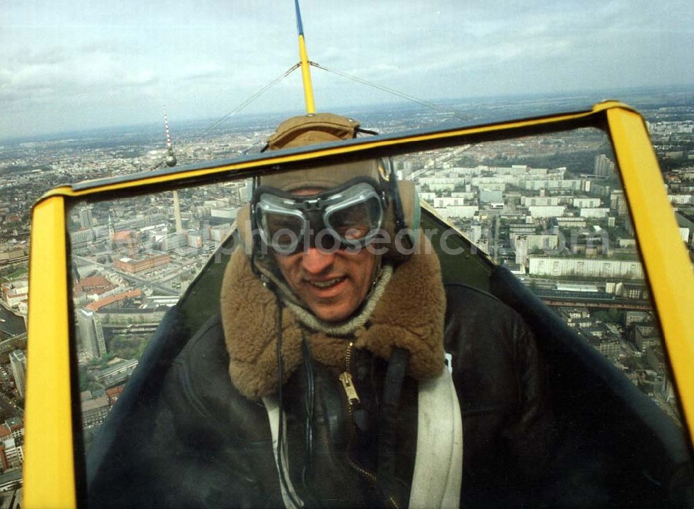 Berlin from above - Take Off 92 Atlantiküberquerer Klaus Plasa fliegt eine Boeing Stearman 20.04.1992