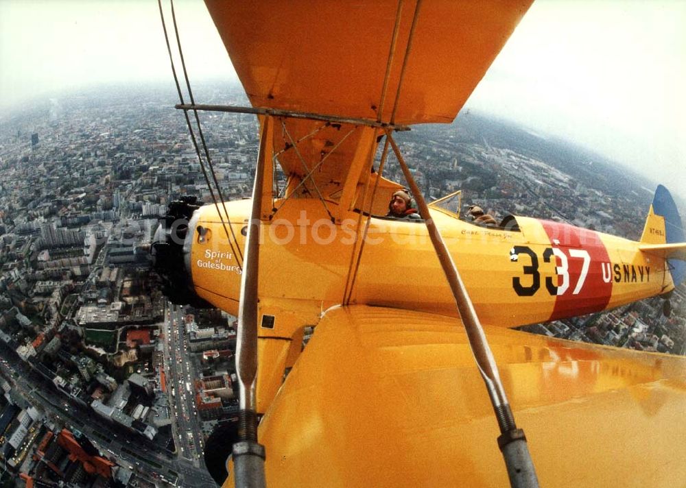 Berlin from the bird's eye view: Take Off 92 Atlantiküberquerer Klaus Plasa fliegt eine Boeing Stearman 20.04.1992