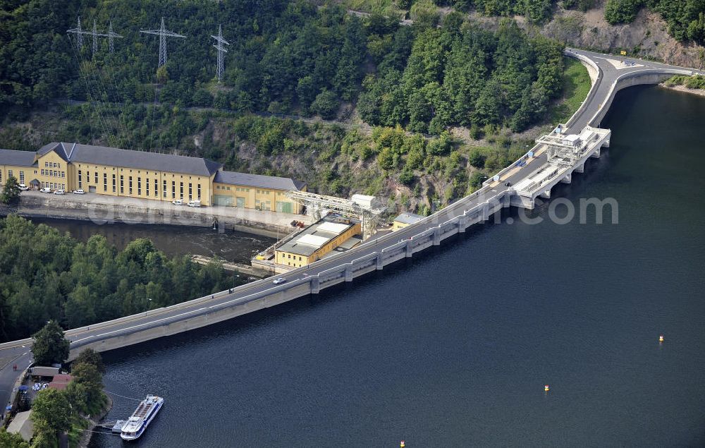 Hohenwarte / Thüringen from above - Die Talsperre Hohenwarte ist die zweitgrößte Talsperre im Oberen Saale - System. Die Talsperre erstreckt sich auf 27 km Länge und die Staumauer erreicht eine Höhe von 75 m. The barrage Hohenwarte is the second largest dam in the Upper Saale - system. The reservoir is 27 km long and the dam reach a height of 75 m.