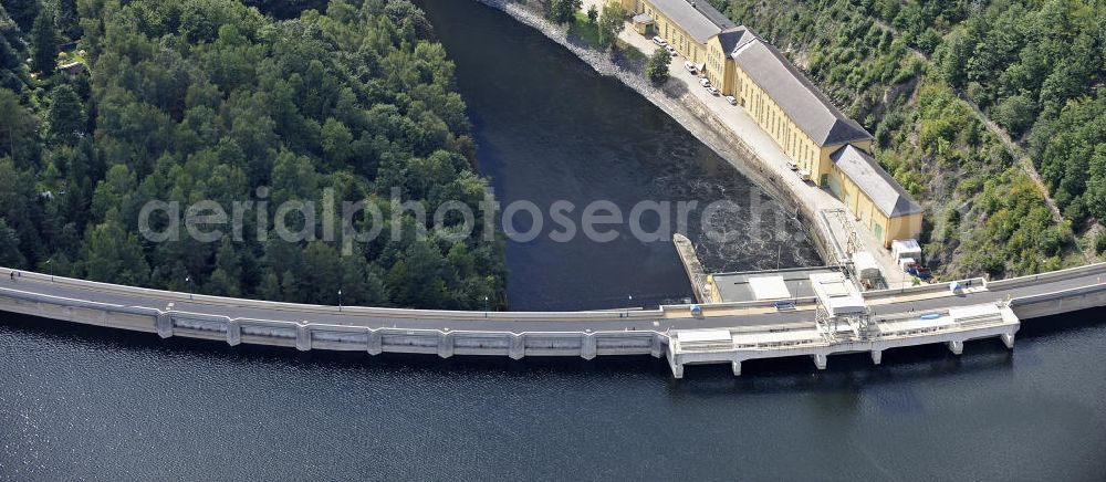 Hohenwarte / Thüringen from above - Die Talsperre Hohenwarte ist die zweitgrößte Talsperre im Oberen Saale - System. Die Talsperre erstreckt sich auf 27 km Länge und die Staumauer erreicht eine Höhe von 75 m. The barrage Hohenwarte is the second largest dam in the Upper Saale - system. The reservoir is 27 km long and the dam reach a height of 75 m.