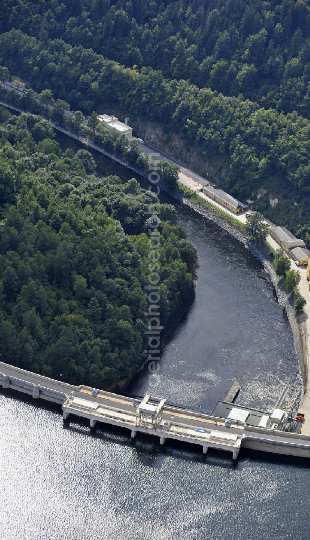 Hohenwarte / Thüringen from above - Die Talsperre Hohenwarte ist die zweitgrößte Talsperre im Oberen Saale - System. Die Talsperre erstreckt sich auf 27 km Länge und die Staumauer erreicht eine Höhe von 75 m. The barrage Hohenwarte is the second largest dam in the Upper Saale - system. The reservoir is 27 km long and the dam reach a height of 75 m.