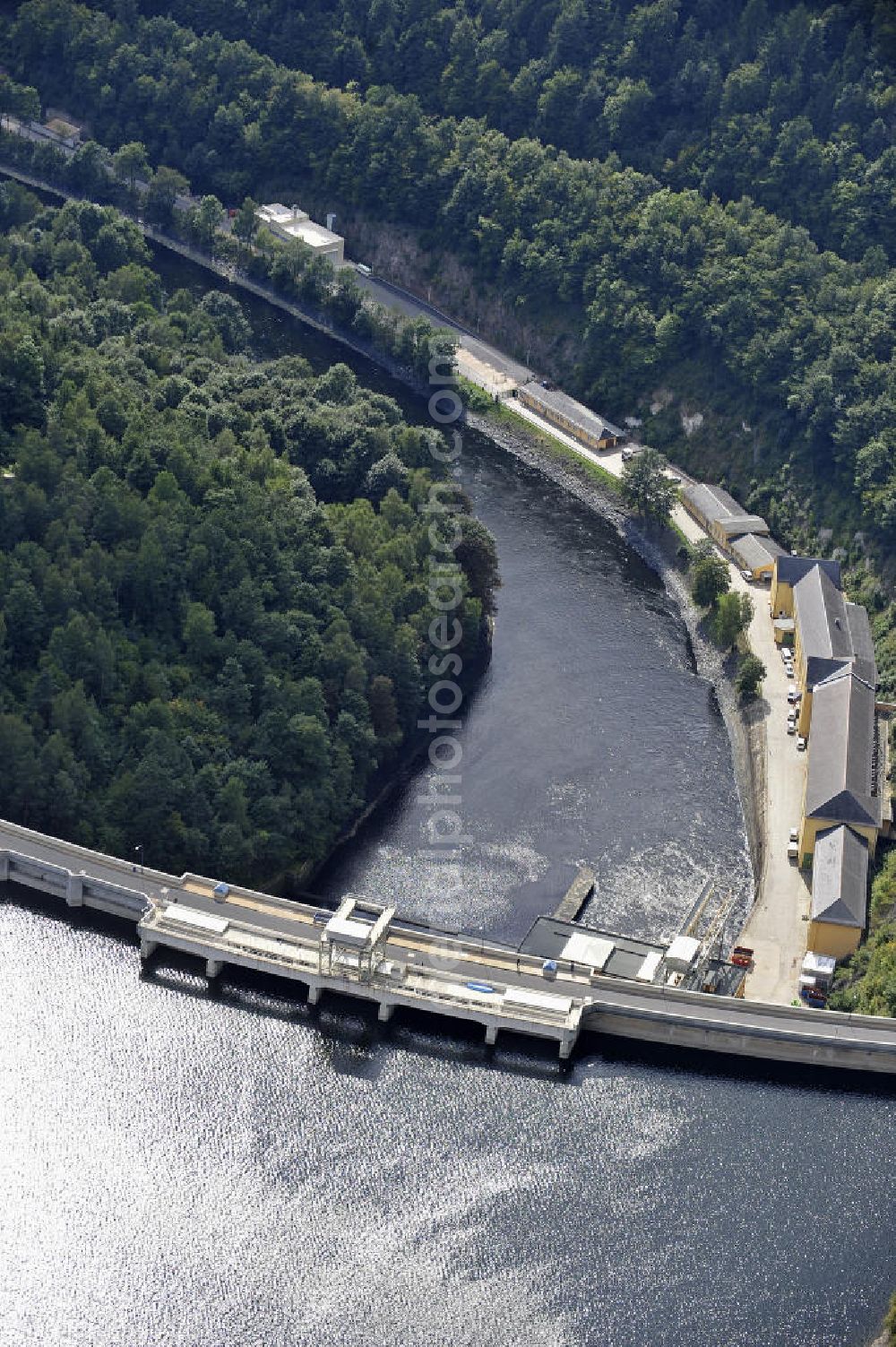 Hohenwarte / Thüringen from the bird's eye view: Die Talsperre Hohenwarte ist die zweitgrößte Talsperre im Oberen Saale - System. Die Talsperre erstreckt sich auf 27 km Länge und die Staumauer erreicht eine Höhe von 75 m. The barrage Hohenwarte is the second largest dam in the Upper Saale - system. The reservoir is 27 km long and the dam reach a height of 75 m.