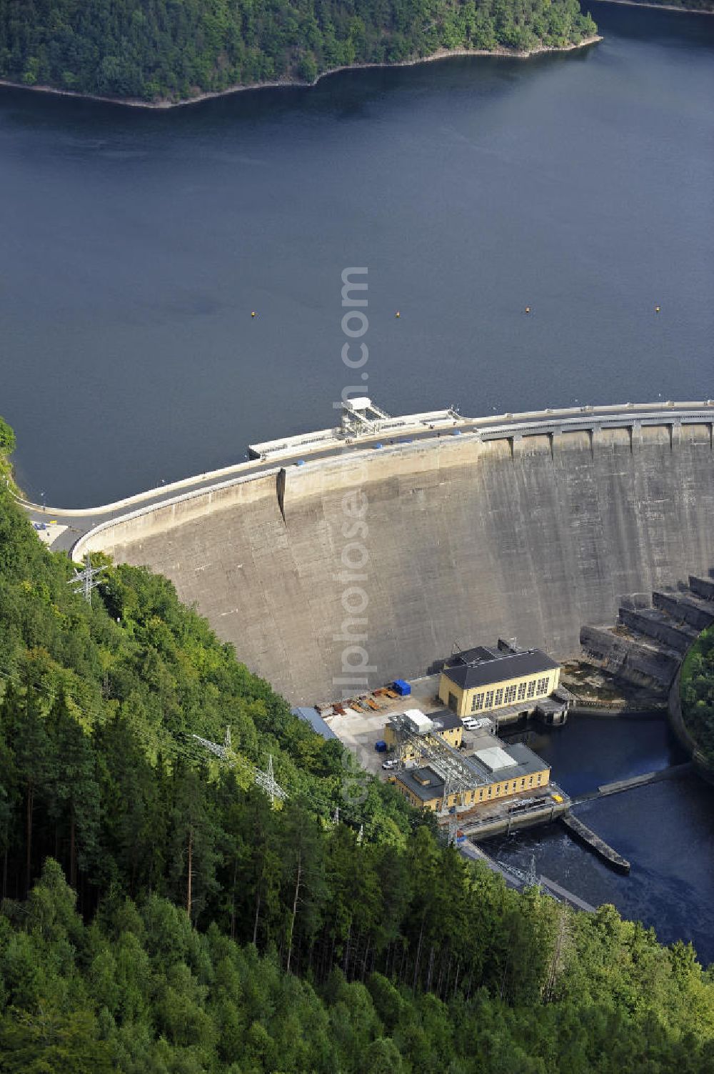 Aerial image Hohenwarte / Thüringen - Die Talsperre Hohenwarte ist die zweitgrößte Talsperre im Oberen Saale - System. Die Talsperre erstreckt sich auf 27 km Länge und die Staumauer erreicht eine Höhe von 75 m. The barrage Hohenwarte is the second largest dam in the Upper Saale - system. The reservoir is 27 km long and the dam reach a height of 75 m.