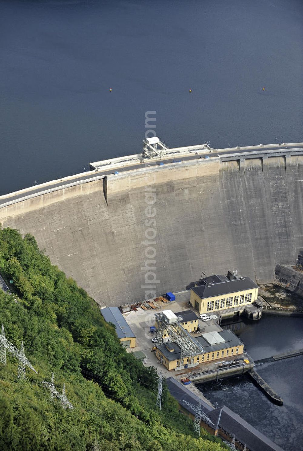 Aerial photograph Hohenwarte / Thüringen - Die Talsperre Hohenwarte ist die zweitgrößte Talsperre im Oberen Saale - System. Die Talsperre erstreckt sich auf 27 km Länge und die Staumauer erreicht eine Höhe von 75 m. The barrage Hohenwarte is the second largest dam in the Upper Saale - system. The reservoir is 27 km long and the dam reach a height of 75 m.