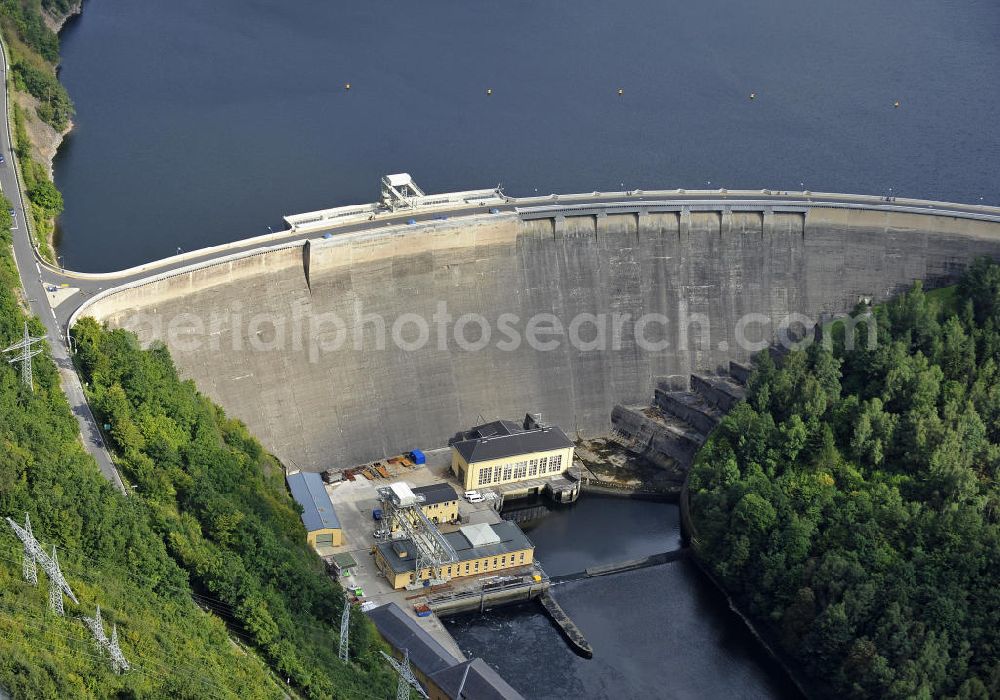 Hohenwarte / Thüringen from above - Die Talsperre Hohenwarte ist die zweitgrößte Talsperre im Oberen Saale - System. Die Talsperre erstreckt sich auf 27 km Länge und die Staumauer erreicht eine Höhe von 75 m. The barrage Hohenwarte is the second largest dam in the Upper Saale - system. The reservoir is 27 km long and the dam reach a height of 75 m.