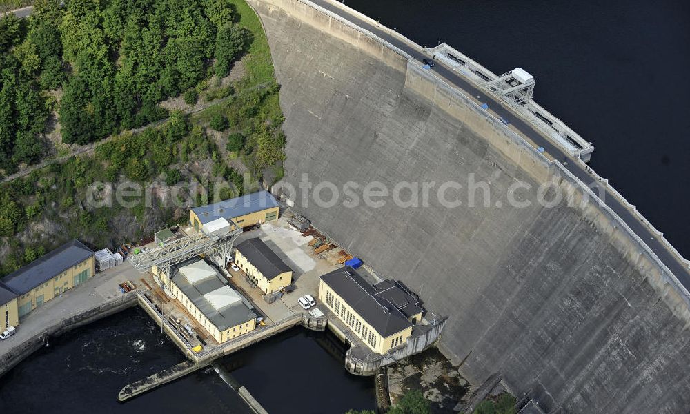 Hohenwarte / Thüringen from above - Die Talsperre Hohenwarte ist die zweitgrößte Talsperre im Oberen Saale - System. Die Talsperre erstreckt sich auf 27 km Länge und die Staumauer erreicht eine Höhe von 75 m. The barrage Hohenwarte is the second largest dam in the Upper Saale - system. The reservoir is 27 km long and the dam reach a height of 75 m.