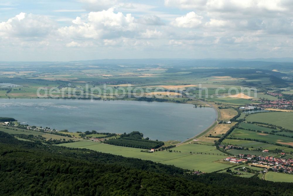 Aerial photograph Kelbra (Kyffhäuser) - North West of the mountains the Kyffhaeuser Kelbra Dam is located in the federal state of Saxony-Anhalt. The river is dammed to a reservoir. The lake is a popular recreational center and is adjacent to the flood protection of fisheries. On the shore of the lake is the place Kelbra to see