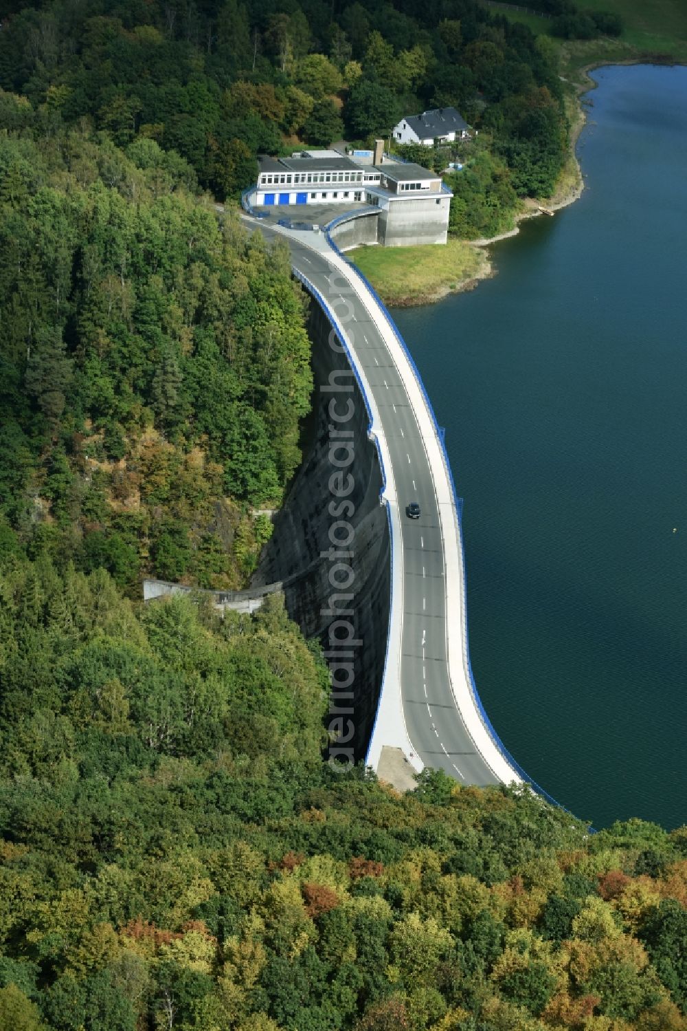 Pöhl from the bird's eye view: Dam and shore areas at the lake Trieb in Poehl in the state Saxony