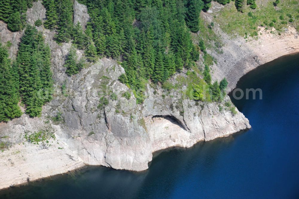 Aerial photograph Tambach-Dietharz - Die Talsperre Schmalwasser bei Tambach-Dietharz im Landkreis Gotha im Thüringer Wald dient der Trinkwasserbereitstellung, dem Hochwasserschutz und der Stromerzeugung. The barrage Schmalwassertalsperre near by Tambach-Dietharz in Thuringia.