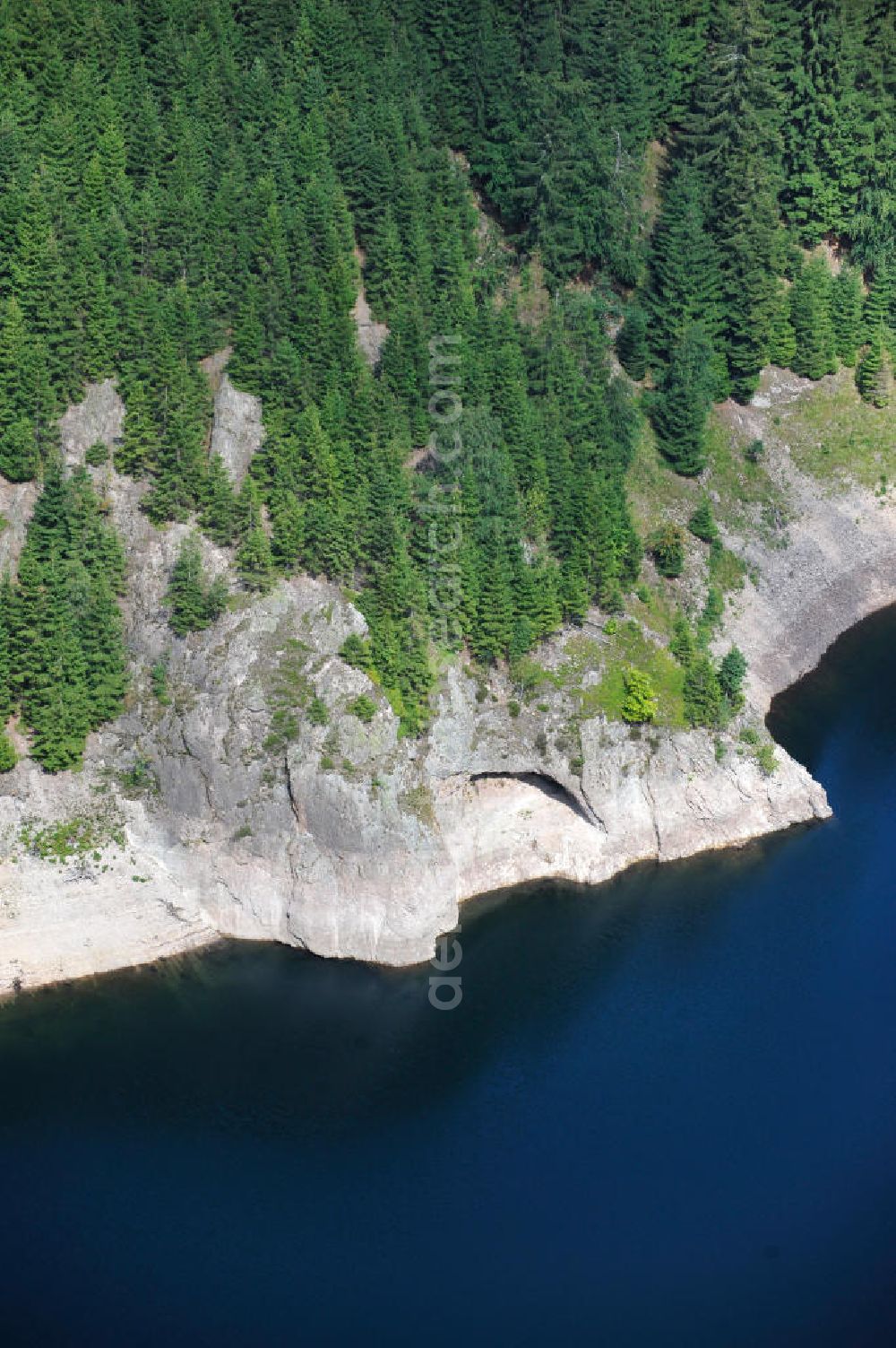 Tambach-Dietharz from above - Die Talsperre Schmalwasser bei Tambach-Dietharz im Landkreis Gotha im Thüringer Wald dient der Trinkwasserbereitstellung, dem Hochwasserschutz und der Stromerzeugung. The barrage Schmalwassertalsperre near by Tambach-Dietharz in Thuringia.