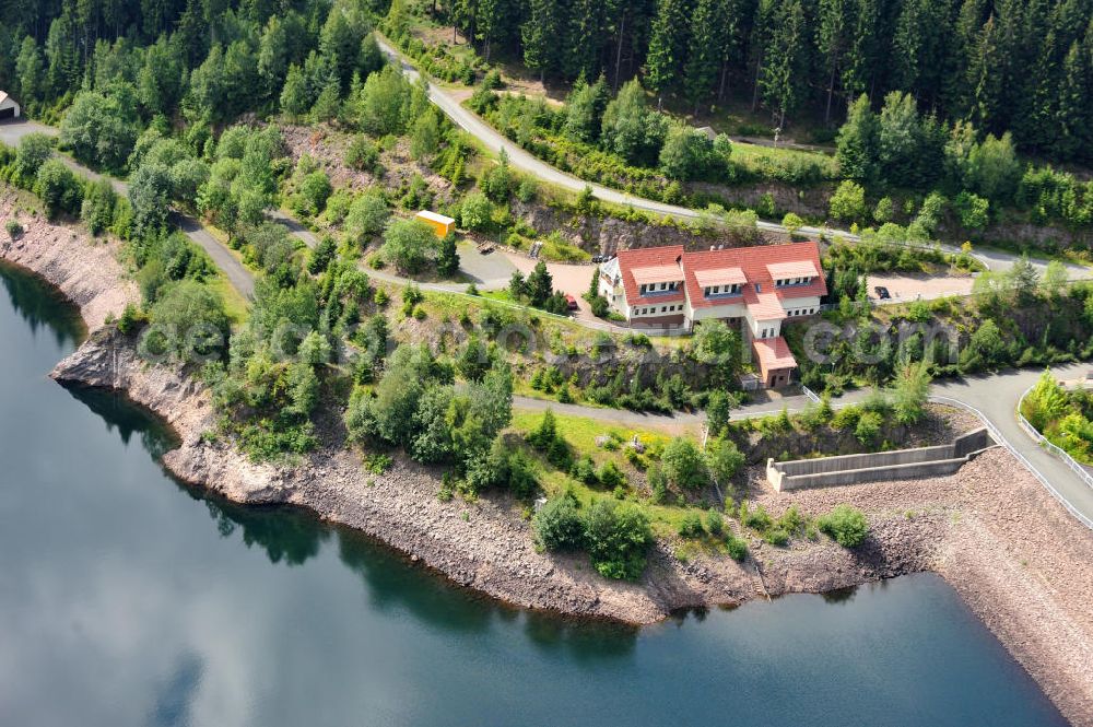 Aerial image Tambach-Dietharz - Die Talsperre Schmalwasser bei Tambach-Dietharz im Landkreis Gotha im Thüringer Wald dient der Trinkwasserbereitstellung, dem Hochwasserschutz und der Stromerzeugung. The barrage Schmalwassertalsperre near by Tambach-Dietharz in Thuringia.