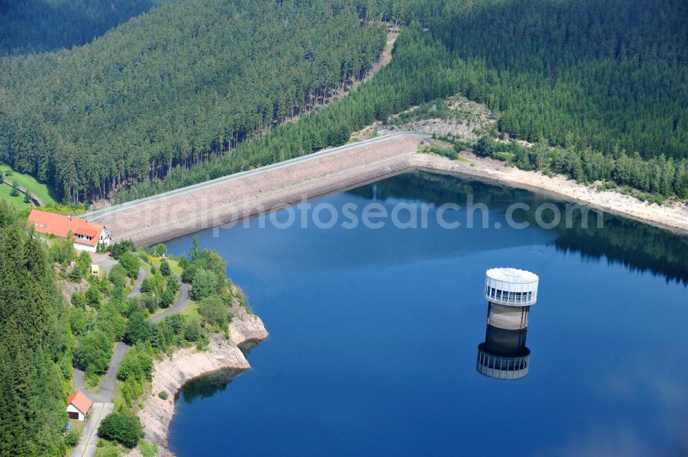 Aerial photograph Tambach-Dietharz - Der Trinkwasserentnahmeturm und die Staumauer der Talsperre Schmalwasser bei Tambach-Dietharz im Landkreis Gotha im Thüringer Wald, welche der Trinkwasserbereitstellung, dem Hochwasserschutz und der Stromerzeugung dient. The barrage Schmalwassertalsperre near by Tambach-Dietharz in Thuringia.