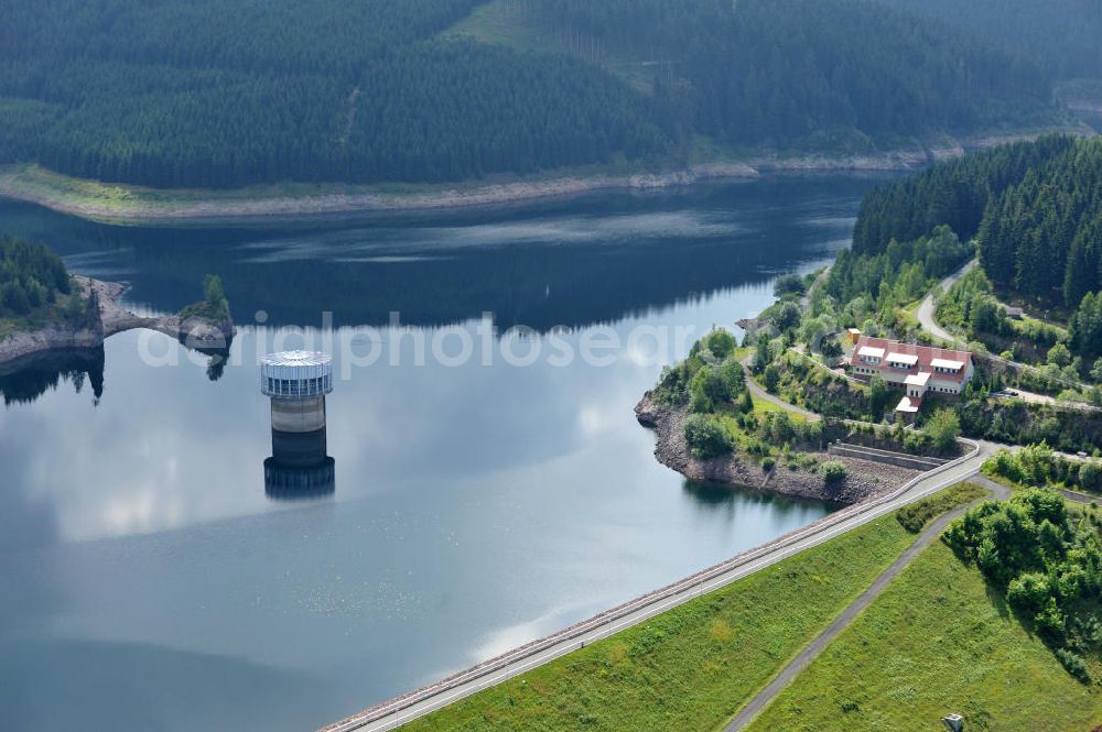 Tambach-Dietharz from above - Der Trinkwasserentnahmeturm und die Staumauer der Talsperre Schmalwasser bei Tambach-Dietharz im Landkreis Gotha im Thüringer Wald, welche der Trinkwasserbereitstellung, dem Hochwasserschutz und der Stromerzeugung dient. The barrage Schmalwassertalsperre near by Tambach-Dietharz in Thuringia.