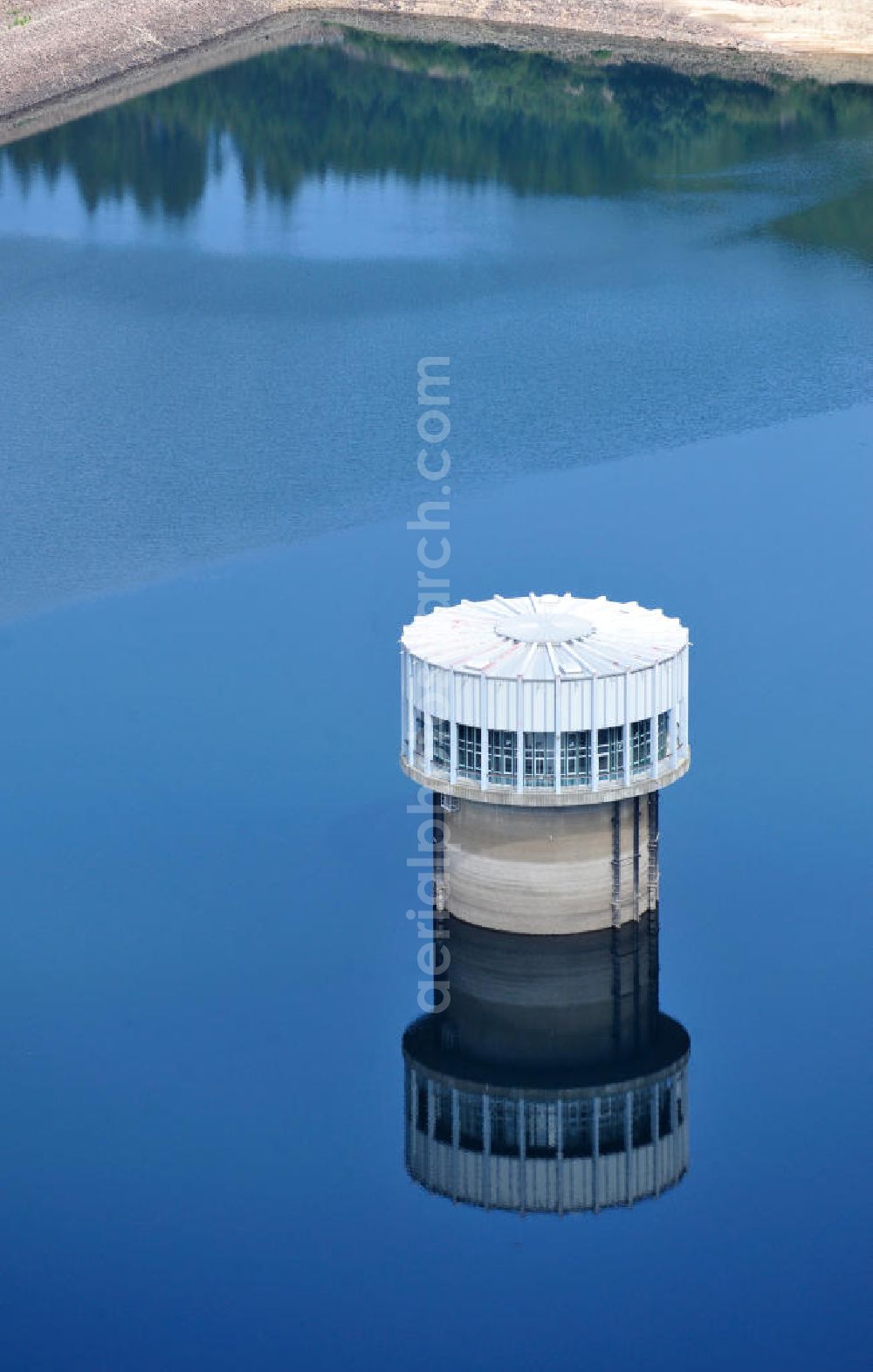 Tambach-Dietharz from the bird's eye view: Der Trinkwasserentnahmeturm der Talsperre Schmalwasser bei Tambach-Dietharz im Landkreis Gotha im Thüringer Wald, welche der Trinkwasserbereitstellung, dem Hochwasserschutz und der Stromerzeugung dient. The barrage Schmalwassertalsperre near by Tambach-Dietharz in Thuringia.