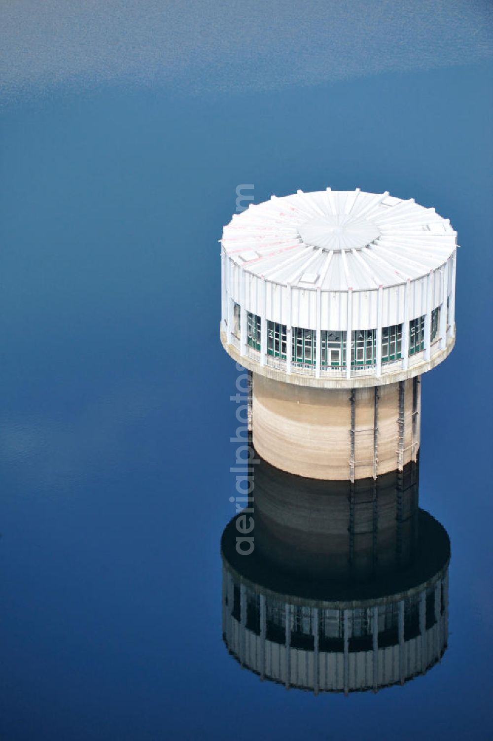 Aerial image Tambach-Dietharz - Der Trinkwasserentnahmeturm der Talsperre Schmalwasser bei Tambach-Dietharz im Landkreis Gotha im Thüringer Wald, welche der Trinkwasserbereitstellung, dem Hochwasserschutz und der Stromerzeugung dient. The barrage Schmalwassertalsperre near by Tambach-Dietharz in Thuringia.