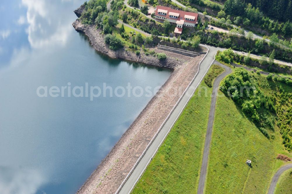 Tambach-Dietharz from above - Staumauer der Talsperre Schmalwasser bei Tambach-Dietharz im Landkreis Gotha im Thüringer Wald, welche der Trinkwasserbereitstellung, dem Hochwasserschutz und der Stromerzeugung dient. The barrage Schmalwassertalsperre near by Tambach-Dietharz in Thuringia.