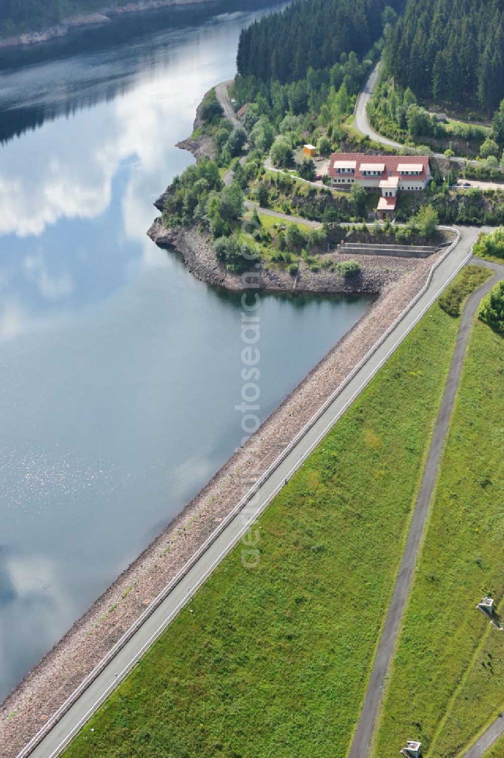 Tambach-Dietharz from the bird's eye view: Staumauer der Talsperre Schmalwasser bei Tambach-Dietharz im Landkreis Gotha im Thüringer Wald, welche der Trinkwasserbereitstellung, dem Hochwasserschutz und der Stromerzeugung dient. The barrage Schmalwassertalsperre near by Tambach-Dietharz in Thuringia.