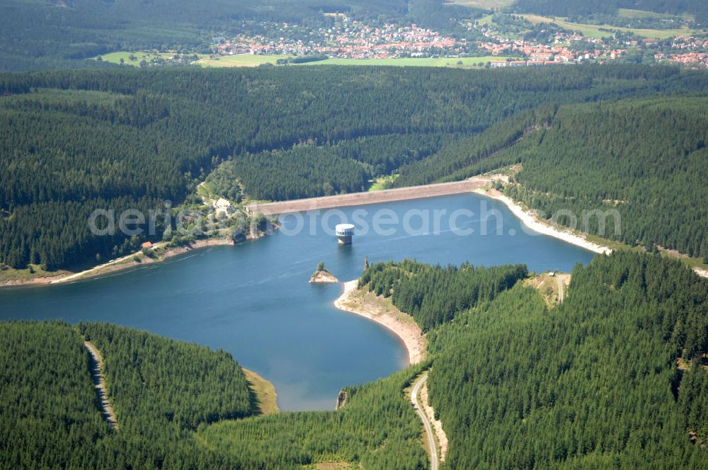 Aerial photograph Tambach-Dietharz - mit Blick auf die Talsperre Tambach-Dietharz in Thüringen, die vordringlich zur Verbesserung der Trinkwasserversorgung von Gotha gebaut wurde. Die Talsperre wird daher auch „Gothaer Talsperre“ oder „Stauweiher“ genannt. Sie liegt am Südrand der Stadt Tambach-Dietharz und staut das Wasser der Apfelstädt und das Mittelwasser.