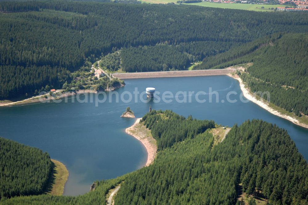 Tambach-Dietharz from above - mit Blick auf die Talsperre Tambach-Dietharz in Thüringen, die vordringlich zur Verbesserung der Trinkwasserversorgung von Gotha gebaut wurde. Die Talsperre wird daher auch „Gothaer Talsperre“ oder „Stauweiher“ genannt. Sie liegt am Südrand der Stadt Tambach-Dietharz und staut das Wasser der Apfelstädt und das Mittelwasser.