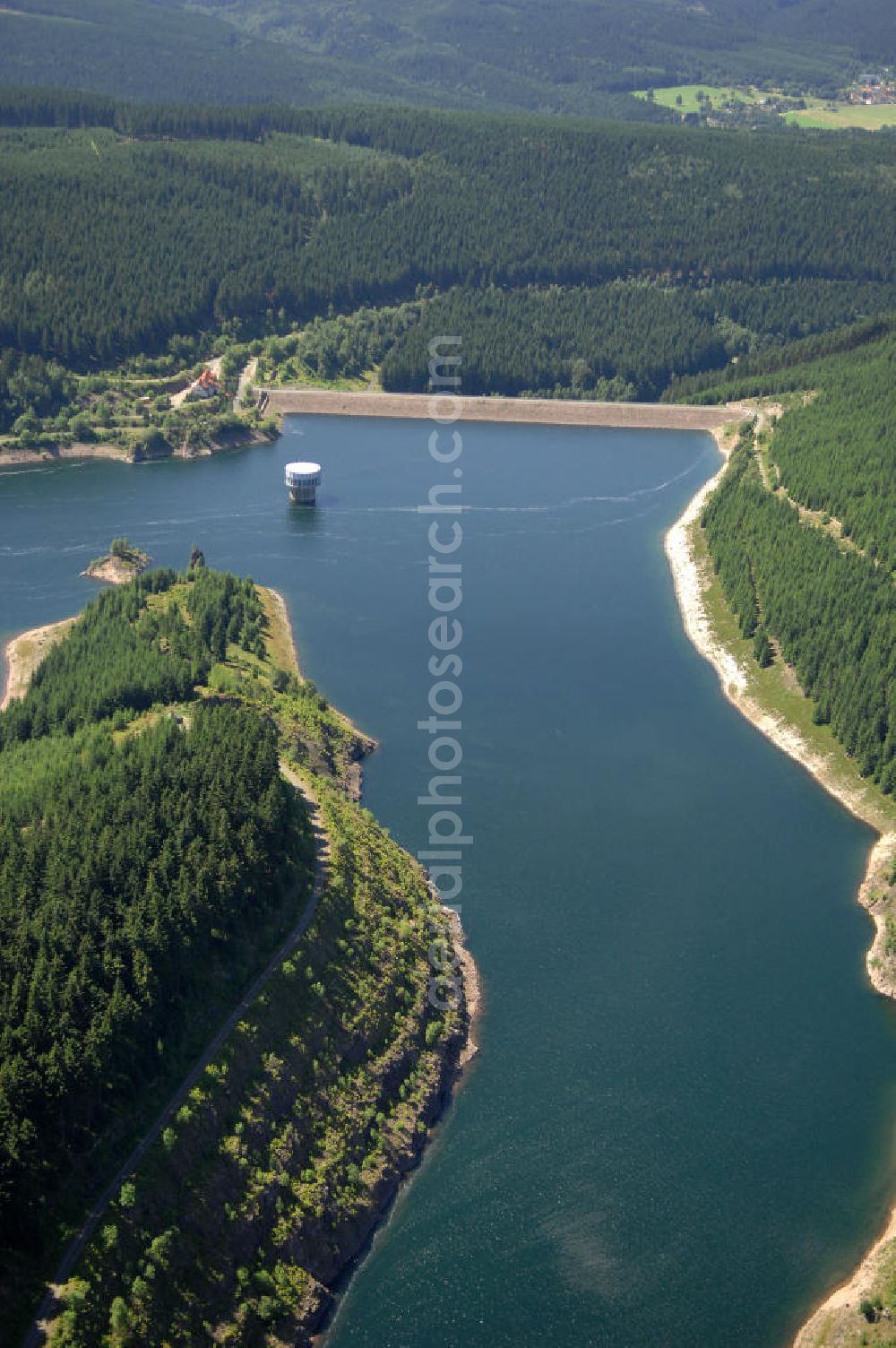 Tambach-Dietharz from the bird's eye view: mit Blick auf die Talsperre Tambach-Dietharz in Thüringen, die vordringlich zur Verbesserung der Trinkwasserversorgung von Gotha gebaut wurde. Die Talsperre wird daher auch „Gothaer Talsperre“ oder „Stauweiher“ genannt. Sie liegt am Südrand der Stadt Tambach-Dietharz und staut das Wasser der Apfelstädt und das Mittelwasser.