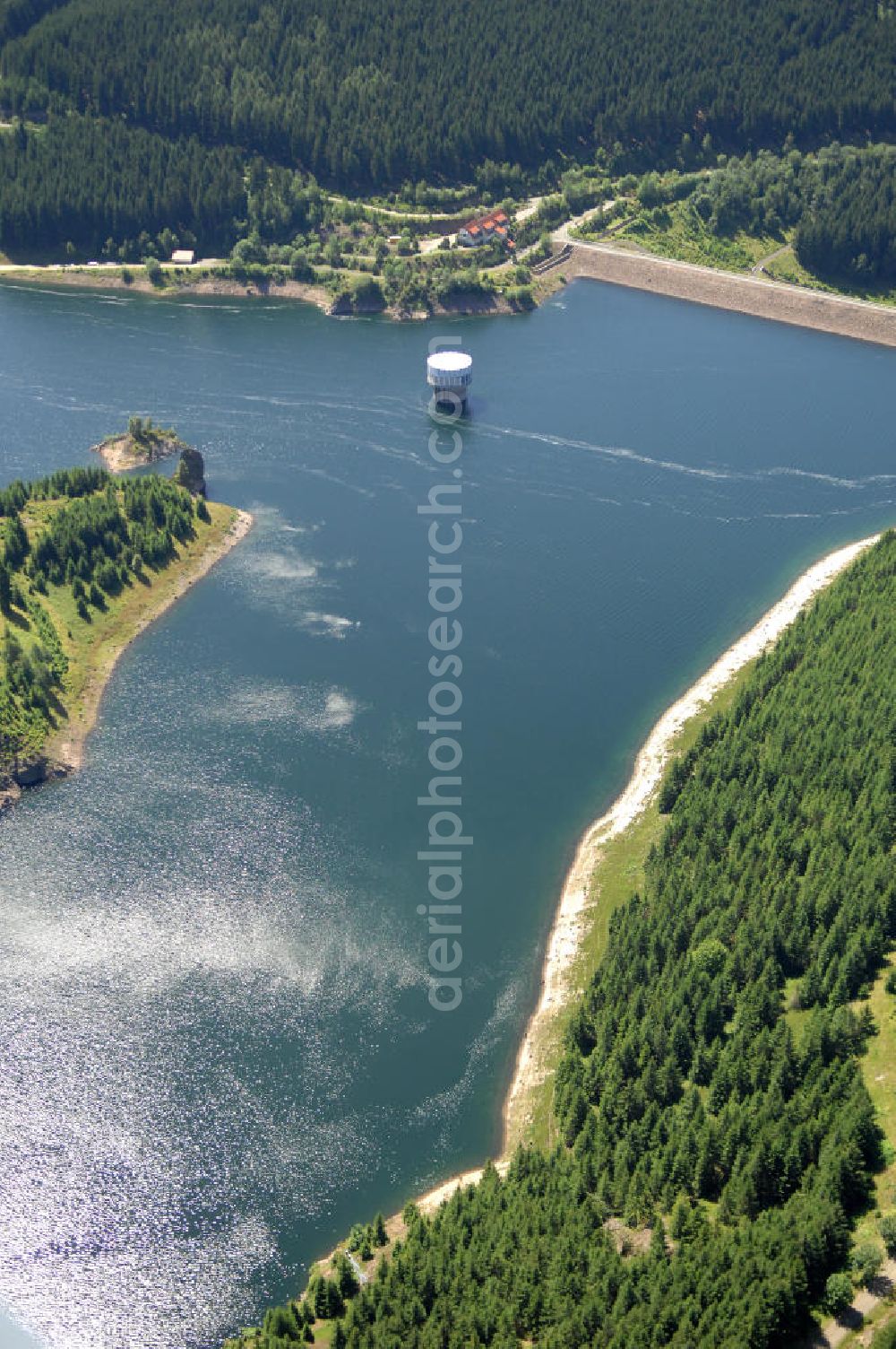 Aerial image Tambach-Dietharz - mit Blick auf die Talsperre Tambach-Dietharz in Thüringen, die vordringlich zur Verbesserung der Trinkwasserversorgung von Gotha gebaut wurde. Die Talsperre wird daher auch „Gothaer Talsperre“ oder „Stauweiher“ genannt. Sie liegt am Südrand der Stadt Tambach-Dietharz und staut das Wasser der Apfelstädt und das Mittelwasser.