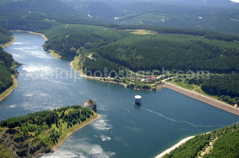 Aerial photograph Tambach-Dietharz - mit Blick auf die Talsperre Tambach-Dietharz in Thüringen, die vordringlich zur Verbesserung der Trinkwasserversorgung von Gotha gebaut wurde. Die Talsperre wird daher auch „Gothaer Talsperre“ oder „Stauweiher“ genannt. Sie liegt am Südrand der Stadt Tambach-Dietharz und staut das Wasser der Apfelstädt und das Mittelwasser.