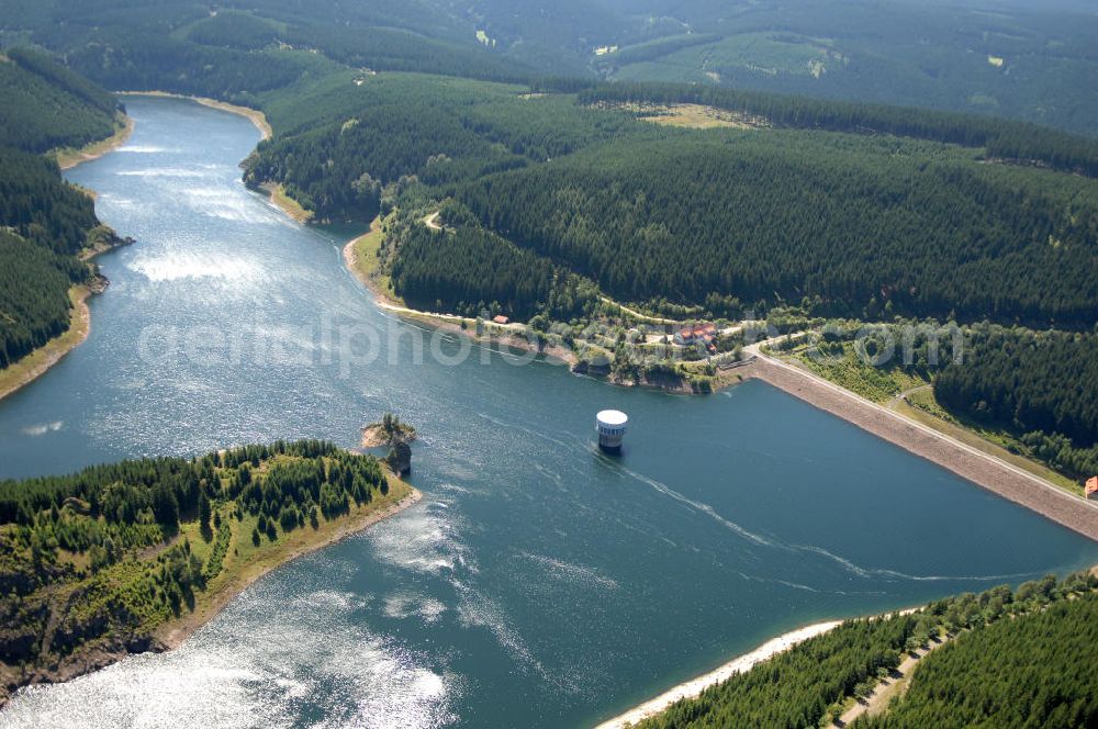 Tambach-Dietharz from above - mit Blick auf die Talsperre Tambach-Dietharz in Thüringen, die vordringlich zur Verbesserung der Trinkwasserversorgung von Gotha gebaut wurde. Die Talsperre wird daher auch „Gothaer Talsperre“ oder „Stauweiher“ genannt. Sie liegt am Südrand der Stadt Tambach-Dietharz und staut das Wasser der Apfelstädt und das Mittelwasser.