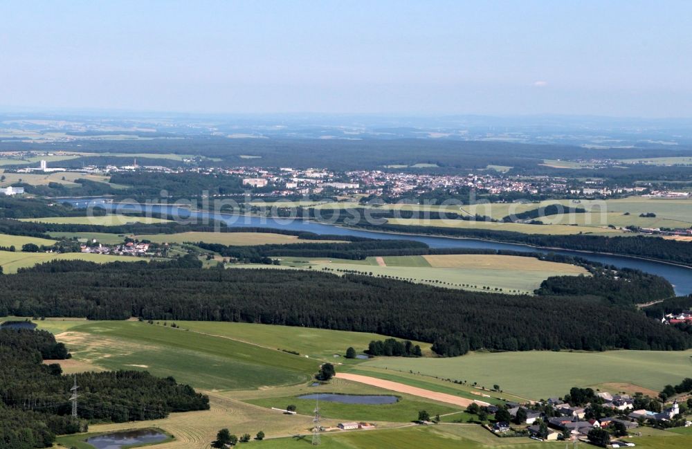 Zeulenroda-Triebes from the bird's eye view: The Zeulenroda dammed the water of Weida in Zeulenroda-Triebes in Thuringia. The artificial lake, which is popularly known Zeulenrodaer sea, flood control and recreation serves. On the northeastern shore is Bio-Seehotel-Zeulenroda. In Stelzendorf the bungalow village Zadelsdorf was built. In the background the city Zeulenroda is seen