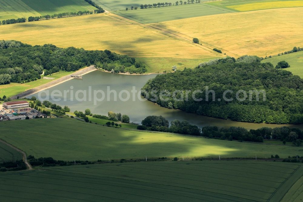 Niederzimmern from the bird's eye view: Between Niederzimmern and Hopfgarten in Thuringia is the dam Hopfgarten. By a windrow the river is dammed frames. With the water agricultural land is irrigated. In reservoir fish farming is operated