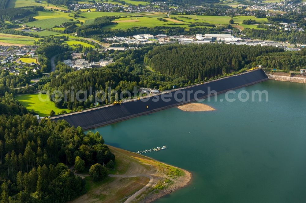 Attendorn from the bird's eye view: Dam and shore areas at the lake Bigge in Attendorn in the state North Rhine-Westphalia