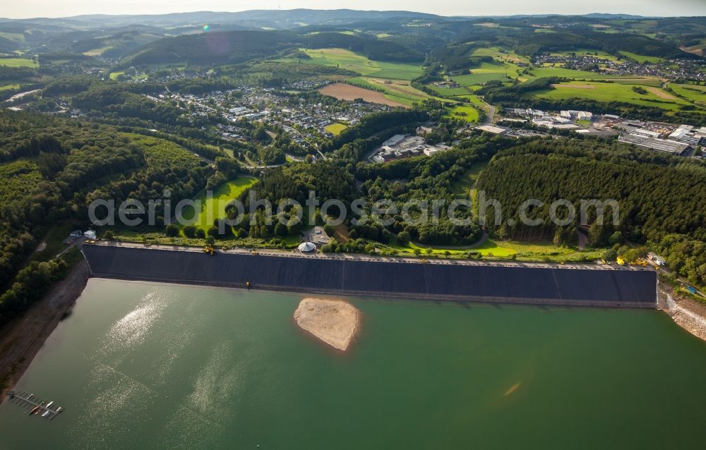 Attendorn from the bird's eye view: Dam and shore areas at the lake Bigge in Attendorn in the state North Rhine-Westphalia