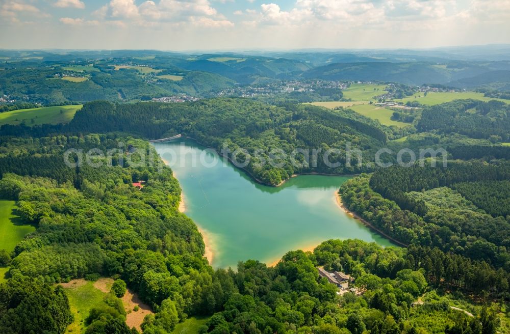 Breckerfeld from the bird's eye view: Dam and shore areas at the lake Gloersee - Gloertalsperre in Breckerfeld in the state North Rhine-Westphalia, Germany