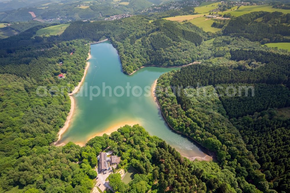 Breckerfeld from the bird's eye view: Dam and shore areas at the lake Gloersee - Gloertalsperre in Breckerfeld in the state North Rhine-Westphalia, Germany