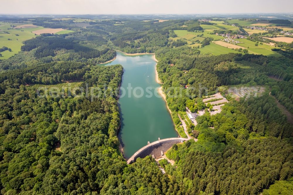 Aerial image Breckerfeld - Dam and shore areas at the lake Gloersee - Gloertalsperre in Breckerfeld in the state North Rhine-Westphalia, Germany