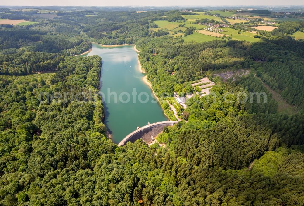 Aerial photograph Breckerfeld - Dam and shore areas at the lake Gloersee - Gloertalsperre in Breckerfeld in the state North Rhine-Westphalia, Germany