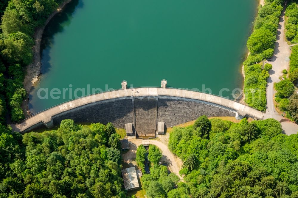 Breckerfeld from the bird's eye view: Dam and shore areas at the lake Gloersee - Gloertalsperre in Breckerfeld in the state North Rhine-Westphalia, Germany