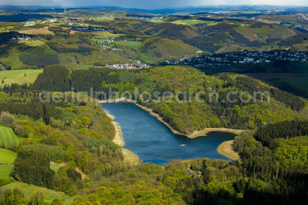 Breckerfeld from the bird's eye view: Dam and shore areas at the lake Gloer in Breckerfeld in the state North Rhine-Westphalia, Germany