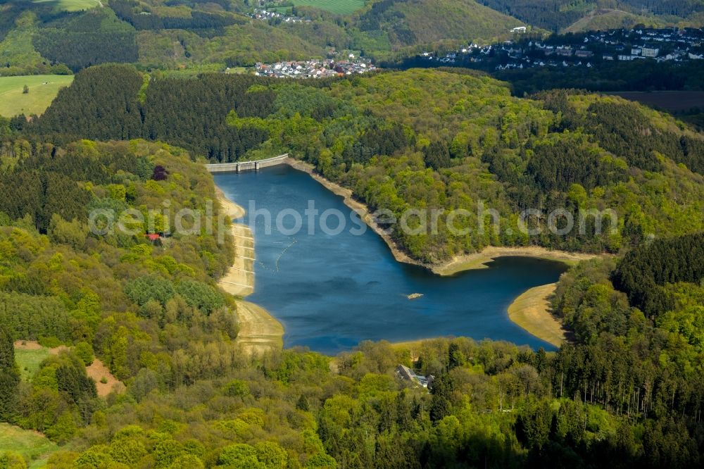 Aerial image Breckerfeld - Dam and shore areas at the lake Gloer in Breckerfeld in the state North Rhine-Westphalia, Germany