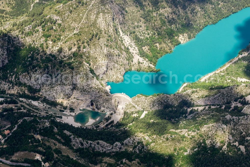 Demandolx from the bird's eye view: Dam and shore areas of Electricite de France (EDF) at the lake Lac de chaudanne in Demandolx in Provence-Alpes-Cote d'Azur, France