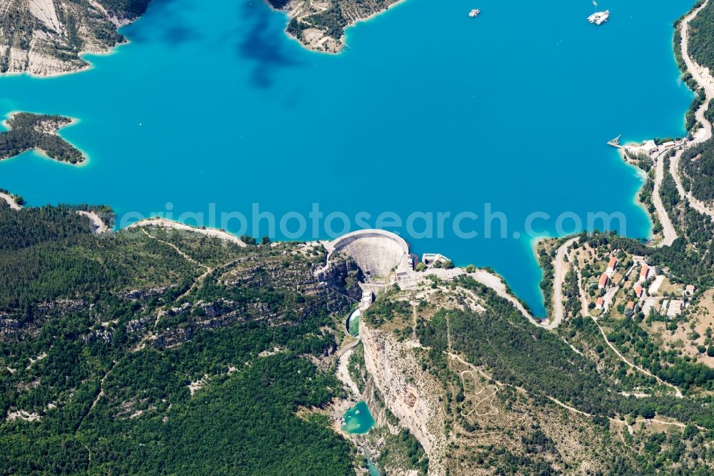 Aerial photograph Demandolx - Dam and shore areas of Electricite de France (EDF) at the lake Lac de chaudanne in Demandolx in Provence-Alpes-Cote d'Azur, France