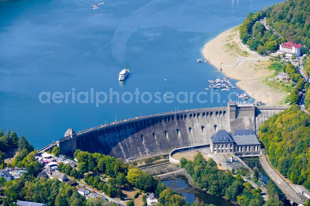 Edertal from the bird's eye view: Dam and shore areas at the lake Edersee in Edertal in the state Hesse, Germany